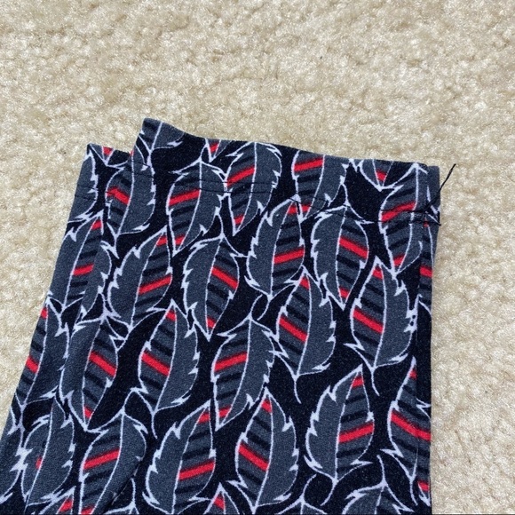 LulaRoe Women’s One Size Black, Red & Gray Feather Print Leggings - Picture 3 of 7